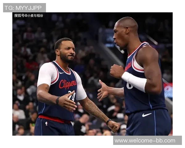 快船邓恩称赞保罗职业素养观察其比赛对自己成长助益良多 快船邓恩称赞保罗职业素养观察其比赛对自己成长助益良多