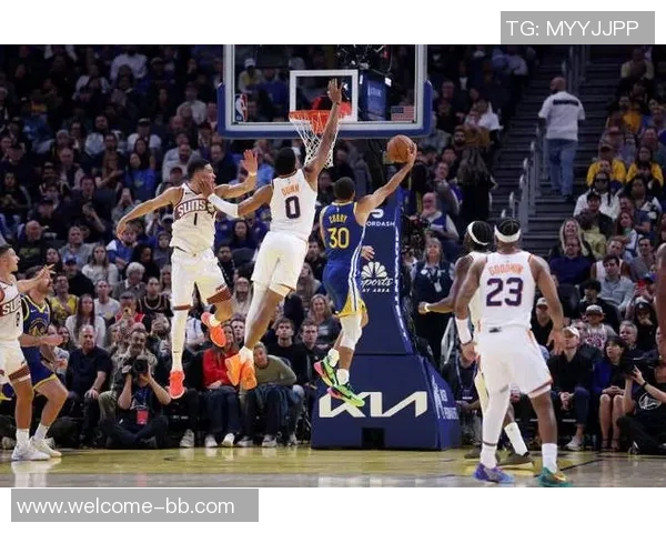 布克下半场狂砍29分却遗憾绝杀三分失手全场32分上半场表现惨淡仅得9中1 布克下半场狂砍29分却遗憾绝杀三分失手全场32分上半场表现惨淡仅得9中1