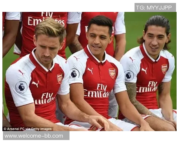 拜仁慕尼黑25-26赛季全家福展现新援风采与德超杯沙拉盘荣耀 拜仁慕尼黑25-26赛季全家福展现新援风采与德超杯沙拉盘荣耀